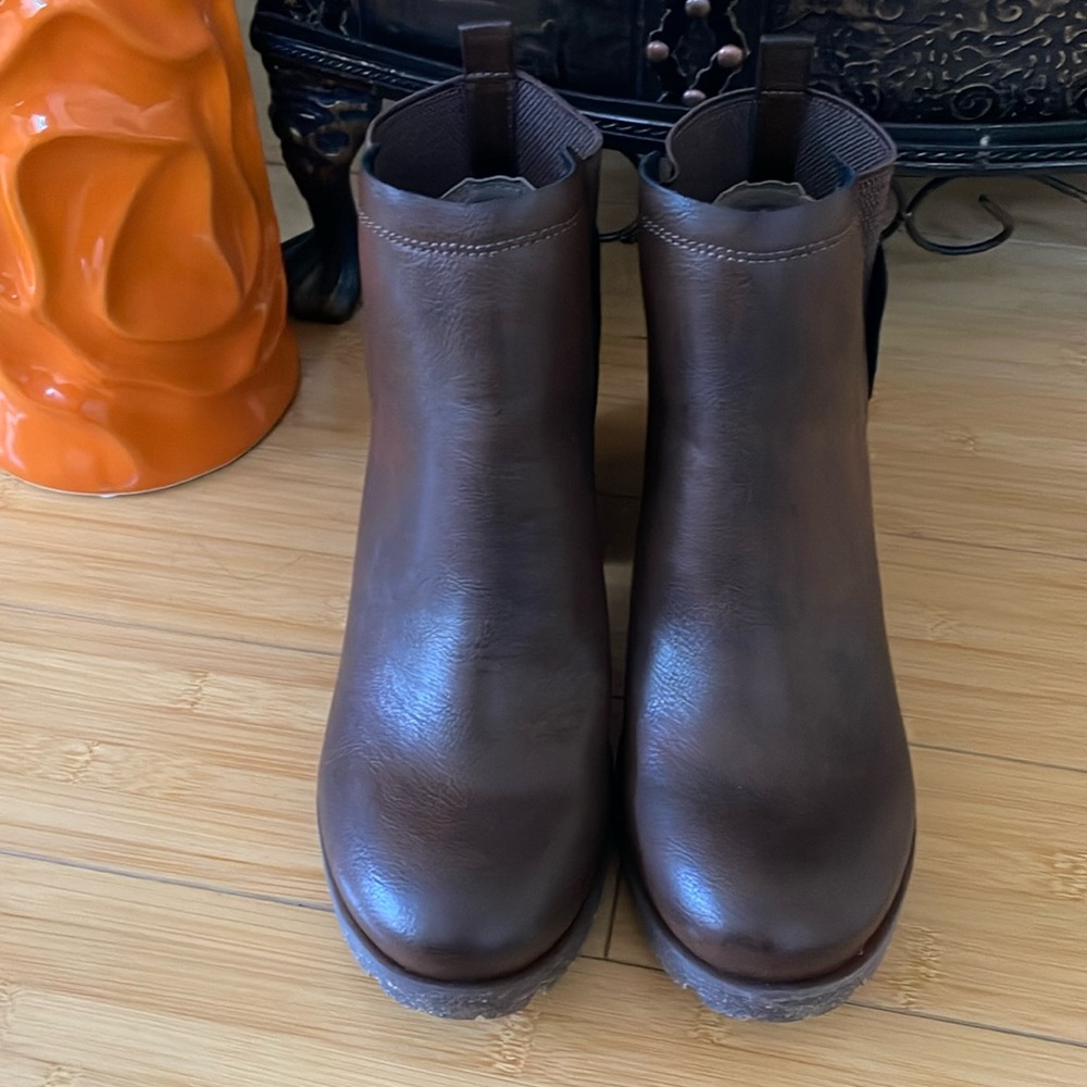 Women Booties Size 7.5 Kork Worn Once Round Block Heel Very Comfortable Brown